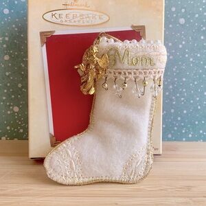 Hallmark Keepsake Ornament * Mom *2002